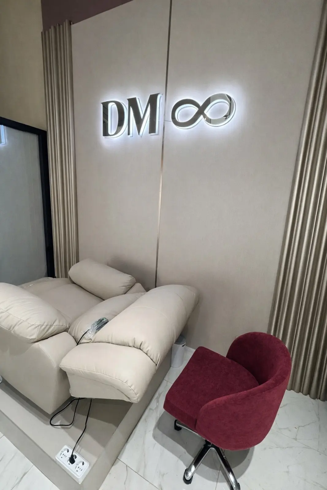 Зона педикюра с логотипом DM